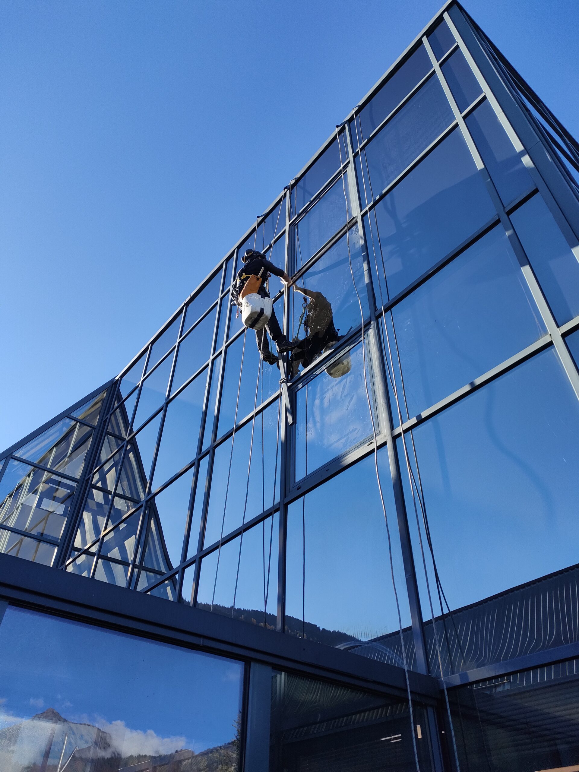 Bannière de la section Industrie Alp'In Services : maintenance de façade vitrée sur le site industriel Kongsberg Automotive.
