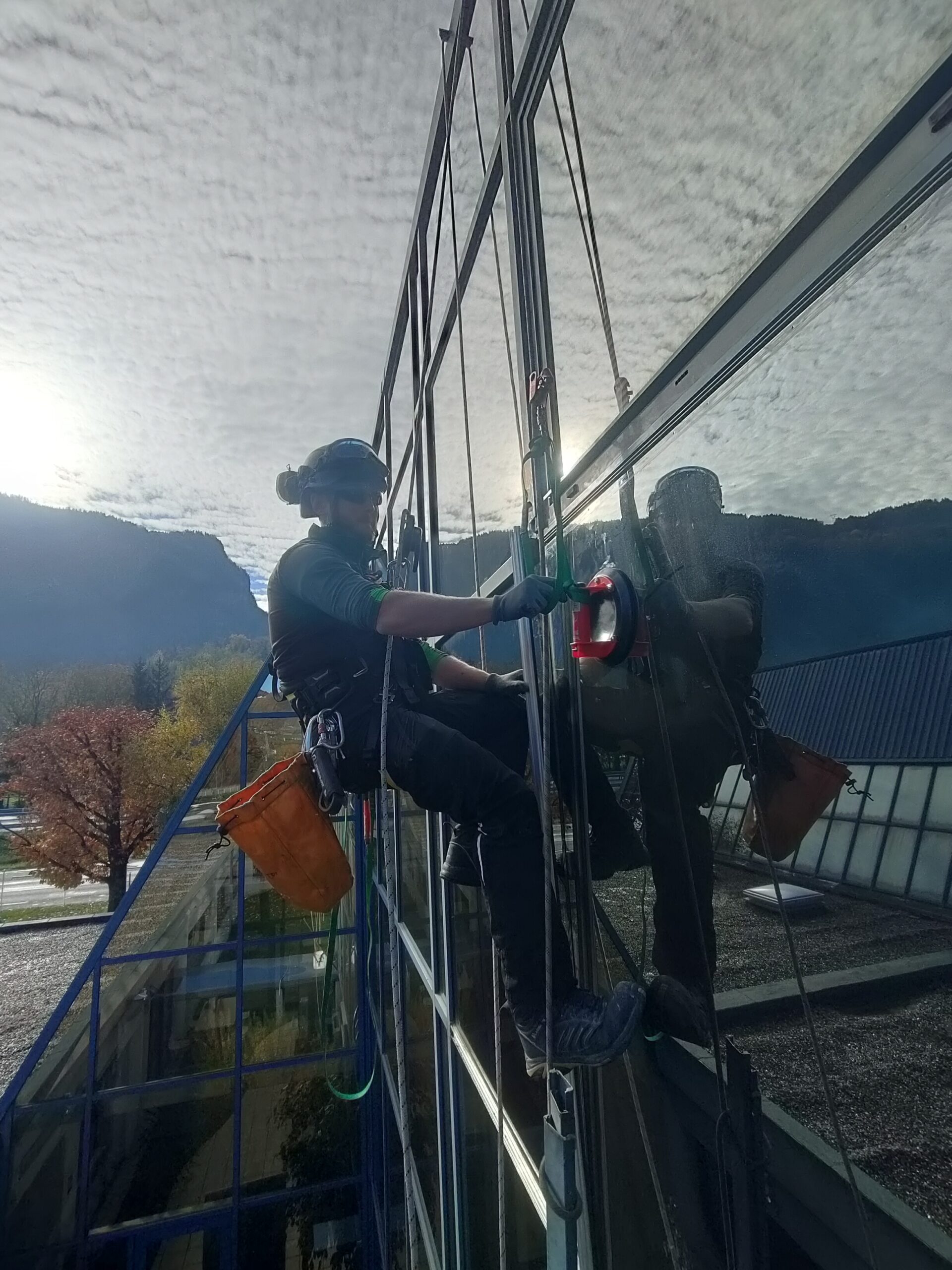 Façade de l'usine Kongsberg Automotive en Haute-Savoie avec échafaudage pour une intervention de maintenance industrielle par Alp'In Services.