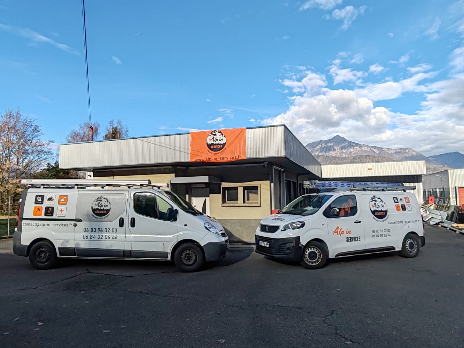 Icône d'horloge et de dollar illustrant les avantages économiques (gain de temps et coûts réduits) liés aux travaux d'accès difficile sur corde.