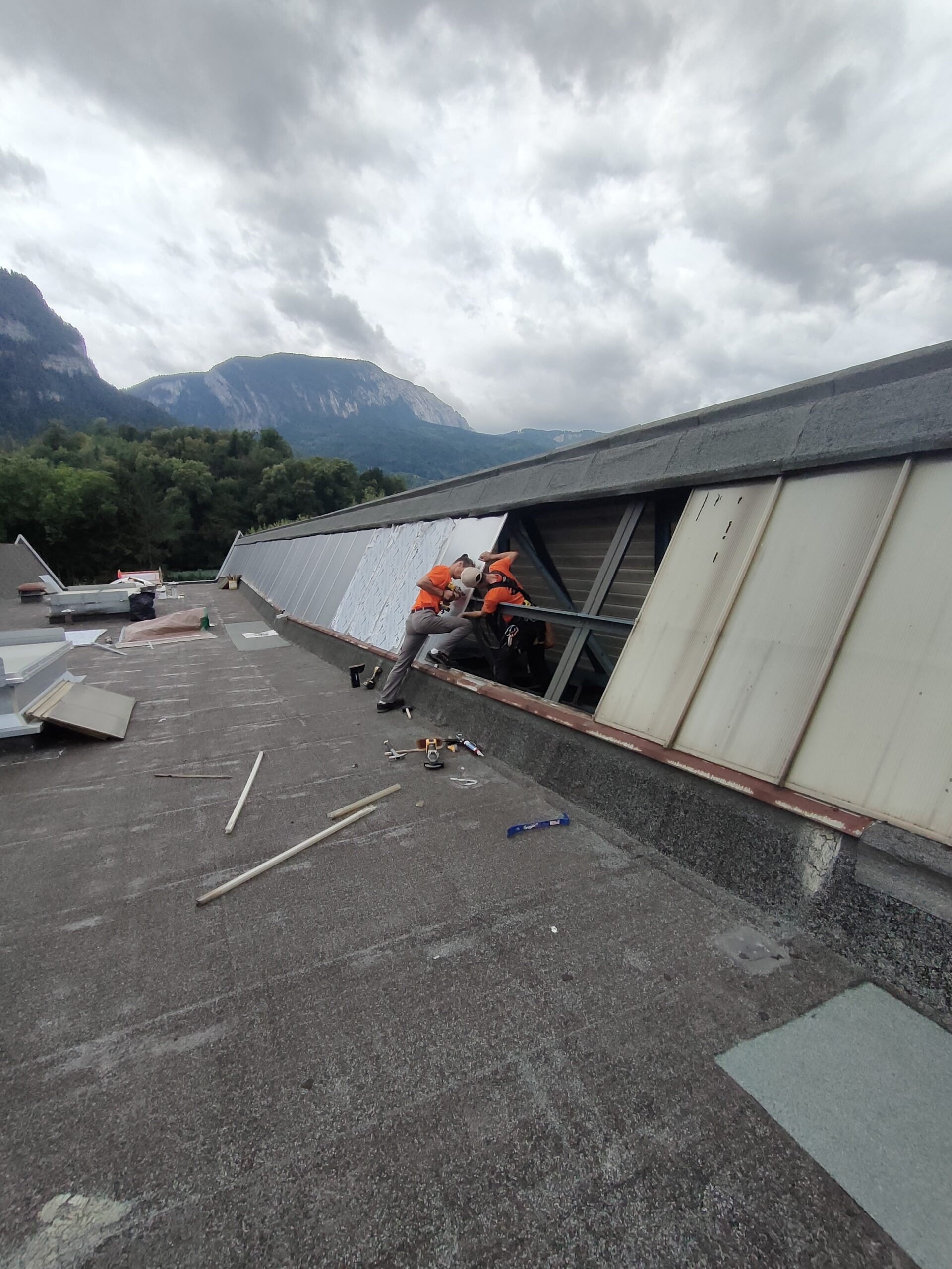 Cordiste Alp'In Services en intervention technique sur la structure métallique d'un grand silo industriel blanc.
