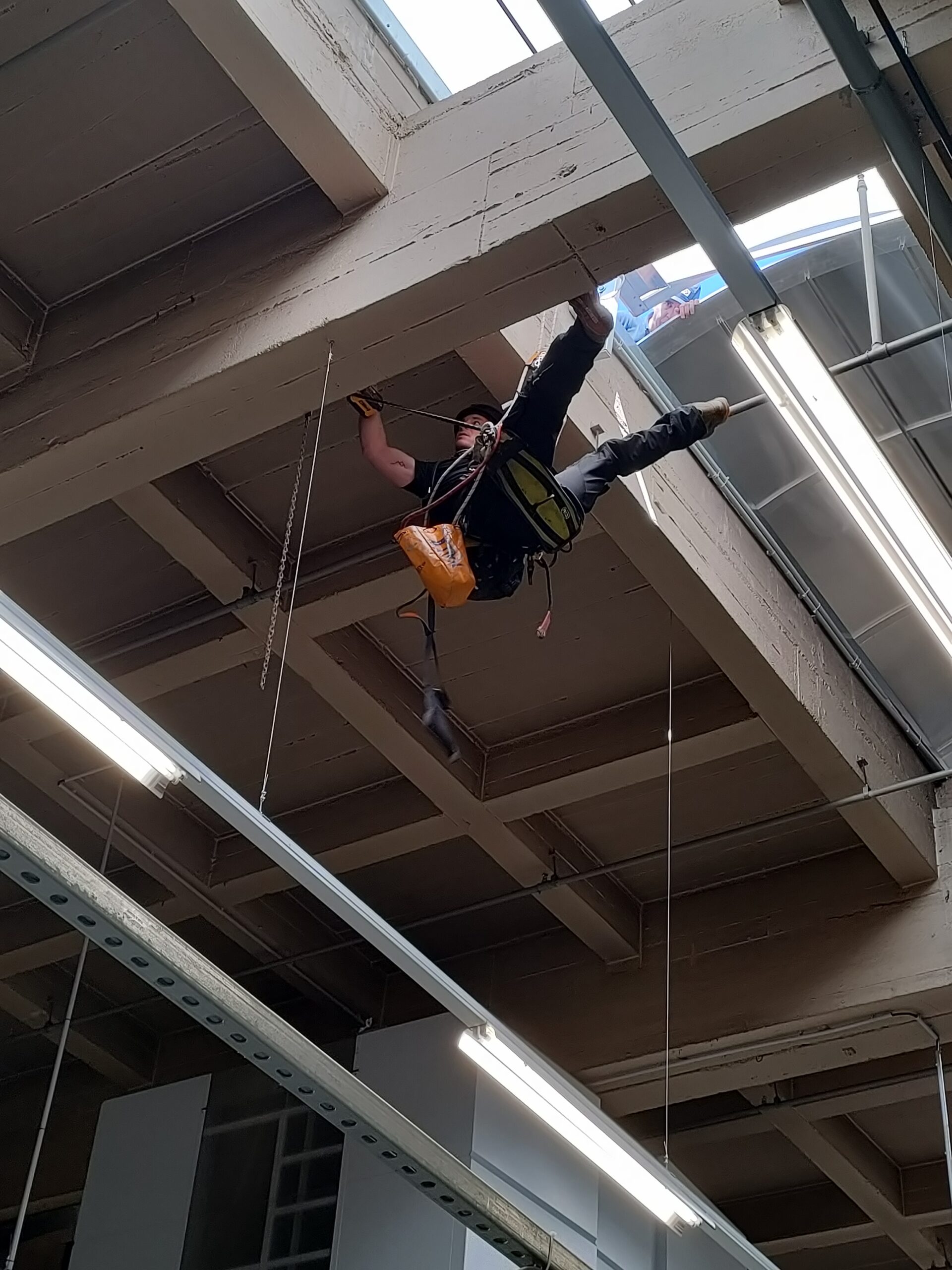 Bannière de la section Industrie Alp'In Services : maintenance de façade vitrée sur le site industriel Kongsberg Automotive.