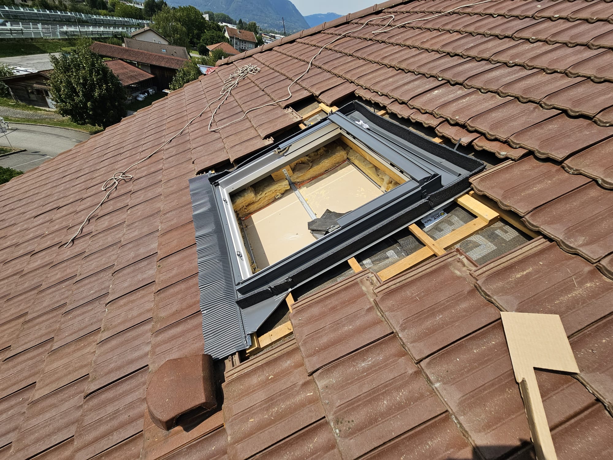 Fenêtre de toit Velux installée avec ses raccords d'étanchéité (abergements) et prête à recevoir ses équipements de confort (volets, stores).